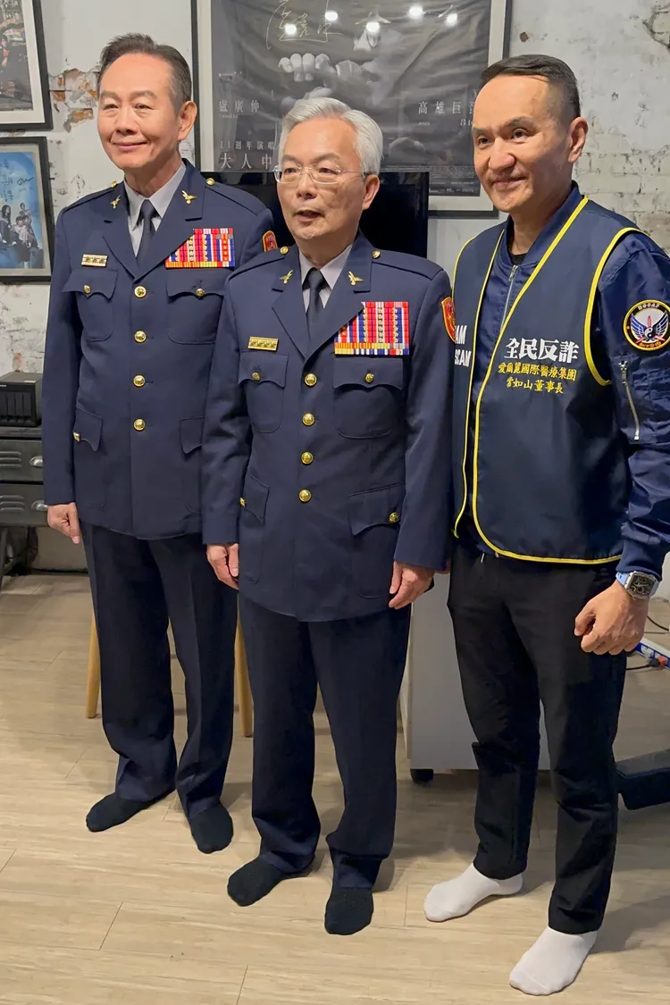 愛爾麗國際醫療集團常如山董事長（右起）與警政署長張榮興、刑事局長周幼偉聯手打擊詐欺犯罪。陳建岐攝