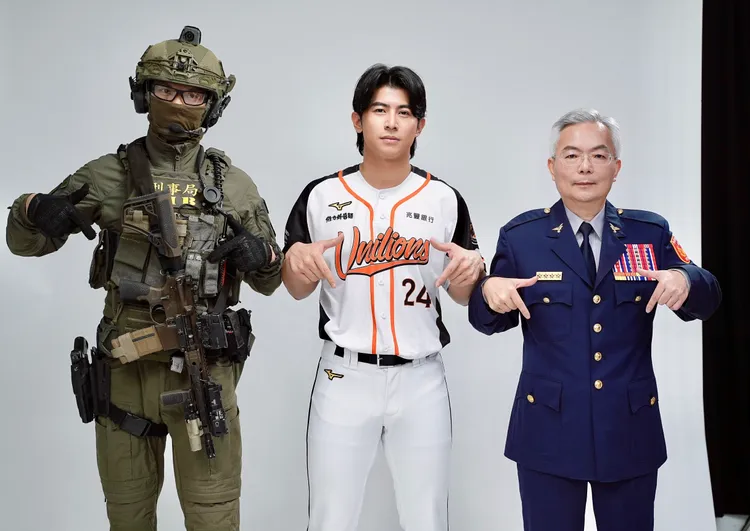 「台灣隊長」陳傑憲（中）和警政署長張榮興、除暴隊員比出「挺台灣」手勢打擊詐騙。陳建岐攝