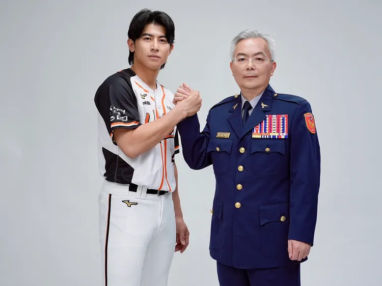 「台灣隊長」陳傑憲（左）穿上統一獅球衣，與警政署長張榮興「英雄握」，聯手打擊詐欺犯罪。