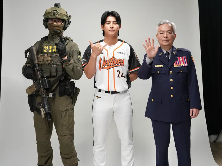 警政署長張榮興（右起）與「台灣隊長」陳傑憲、刑事局除暴特勤隊員，比出165反詐騙專線打詐。陳建岐攝