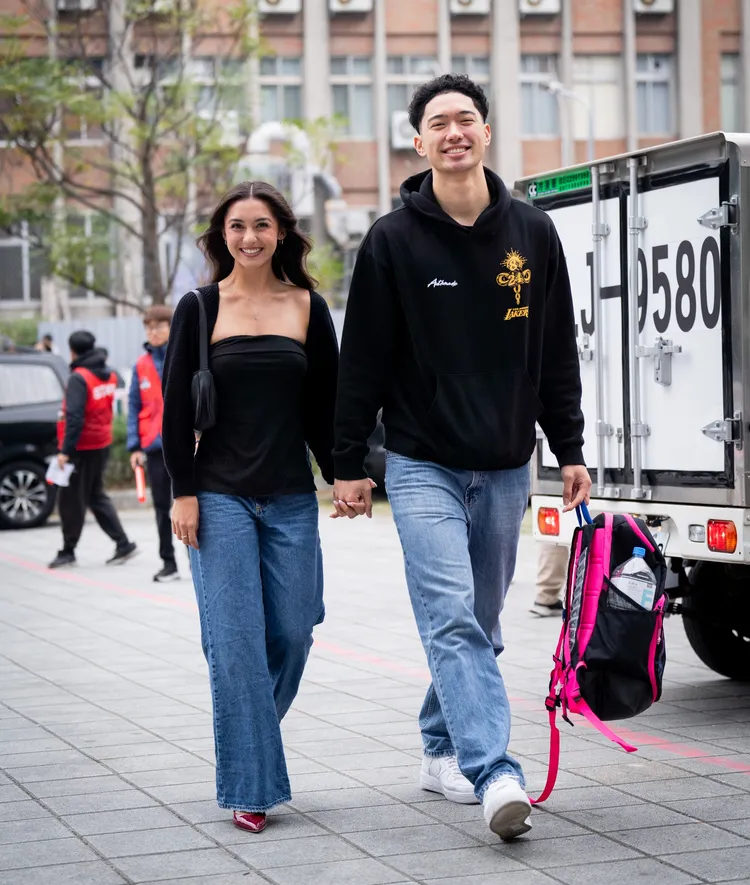 雷蒙恩(右)與女友。戰神