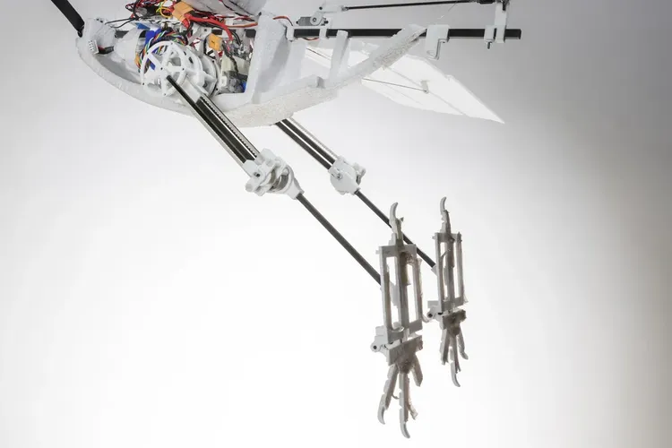 足部彈開後會自然收起。theverge