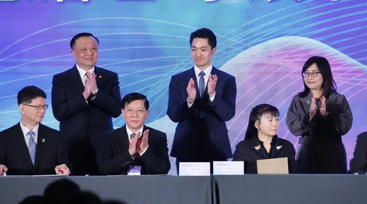 蔣萬安（中）、林奕華（右）以及華源（左）在雙城論壇上的合影。莊宗達攝