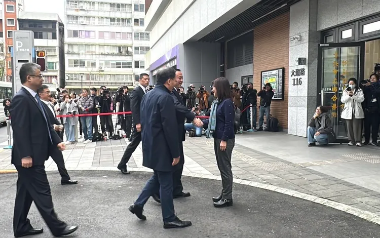 北市副市長林奕華於廣慈門口迎接華源。記者張綵茜攝