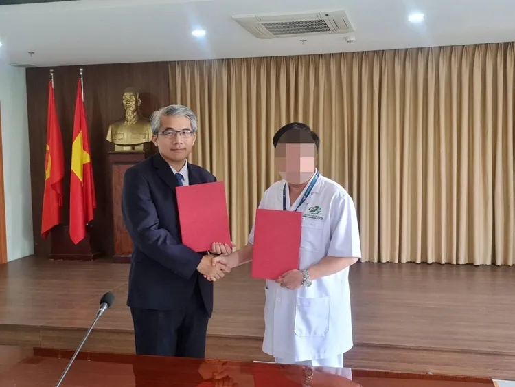 蕭世槐遭女研究生指控性騷，高醫調查認定性騷成立，將蕭停聘講師。翻攝臉書  圖為2022年高醫與越南峴港以南各級醫療院所進行醫衛合作