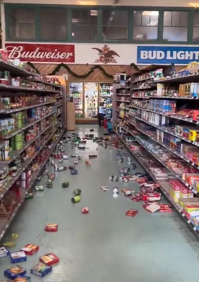 商店酒瓶碎裂一地。翻攝自X @ksbw