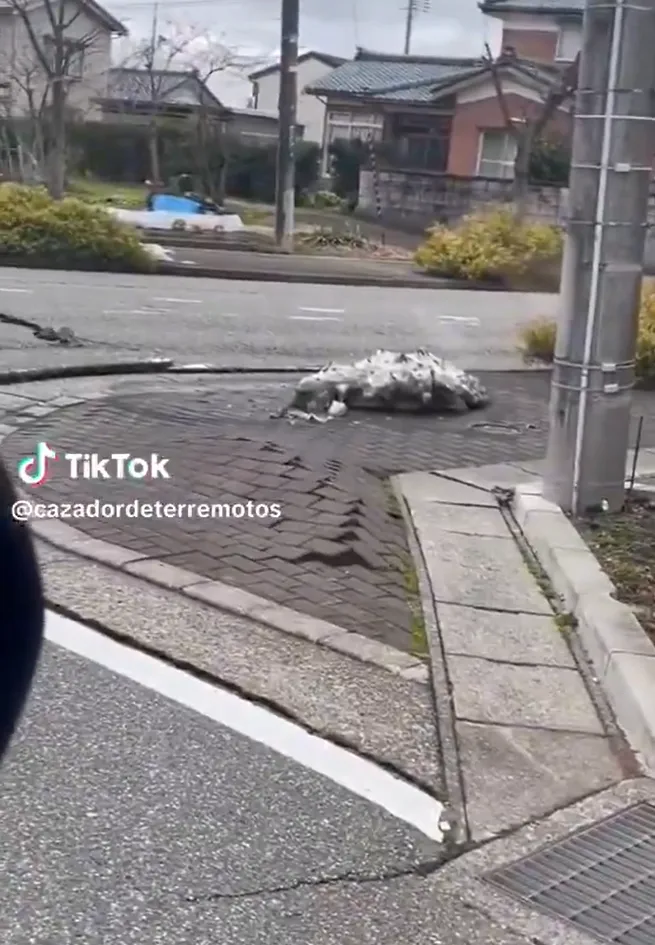 路磚跳起「波浪舞」。翻攝自X 