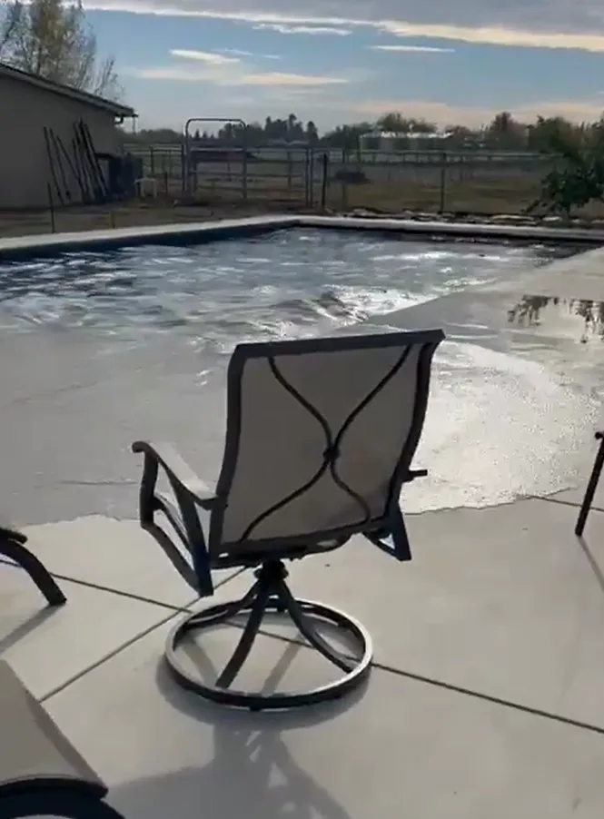 泳池的水被晃到外面。翻攝自X 