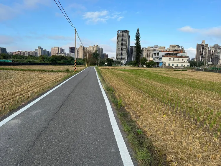 謝金河表示，農田的另一邊，相隔一條馬路，豪宅區價格喊到每坪7、80 萬元。翻攝謝金河臉書