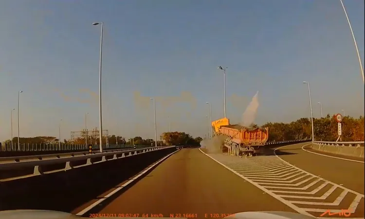 後方行車記錄器拍下驚險瞬間。讀者提供