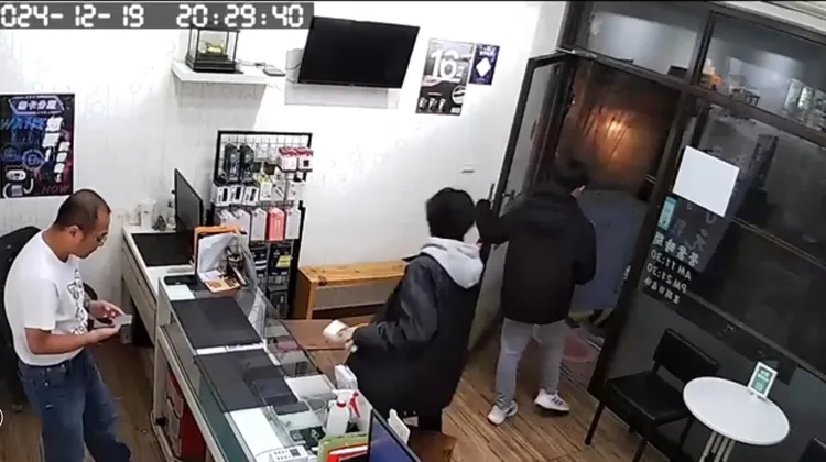 前後沒有3分鐘，兩名少年搶了手機就跑。翻攝照片