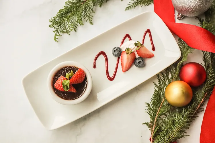 佐餐甜點則以茹絲葵經典甜點—焦糖布丁為靈感，加入黑巧克力增添可可獨有堅果香氣與層次豐富口感。業者提供