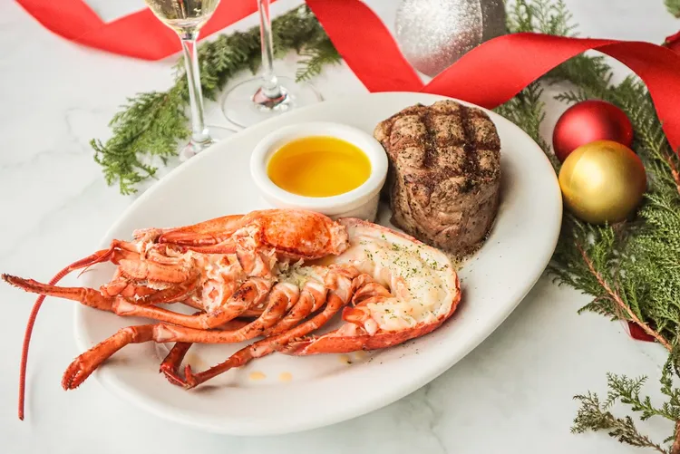 饕客最為喜愛的美國菲力牛排搭配半份頂級波士頓龍蝦，軟嫩菲力滋滋聲響象徵佳餚誕生。業者提供