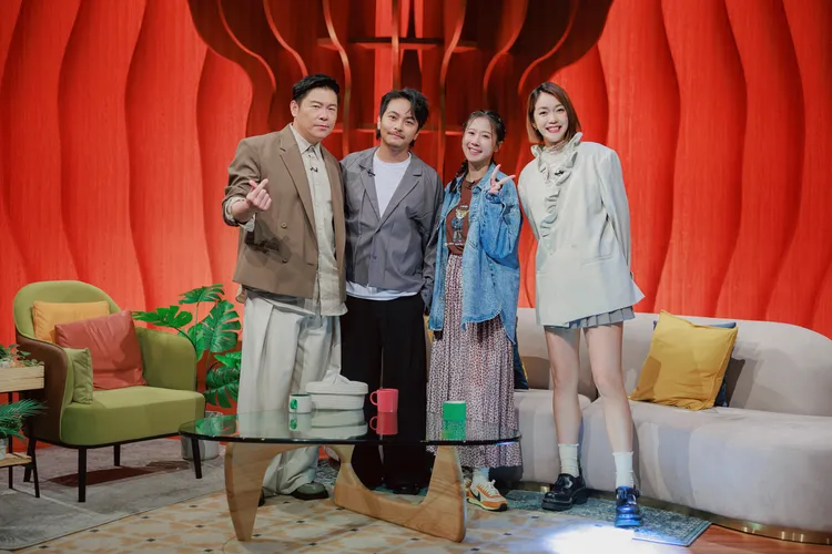 方志友（木星飾，中）與爸爸、媽媽（黃嘉千，右，段鈞豪飾。民視提供