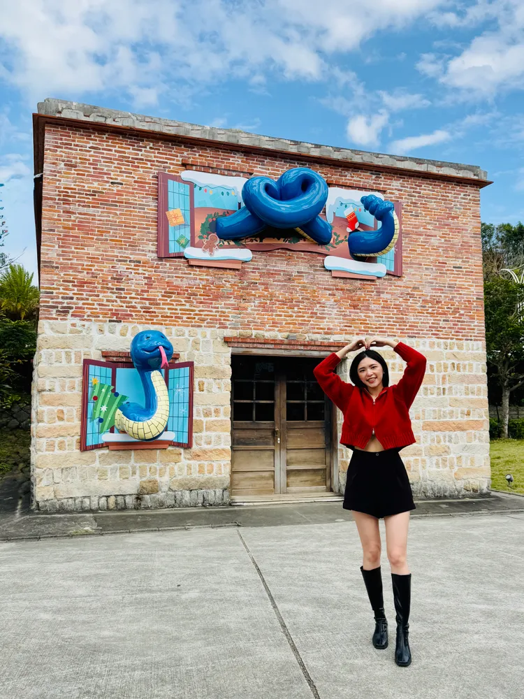 蛇腹融入古蹟建築的磚紋特色，蛇身盤繞形成一個大愛心，祝福大家都能幸福滿滿。館方提供