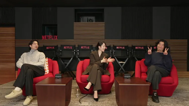 導演金奎兌（右）聽到孔劉（左）誇獎，俏皮比出YA。Netflix提供