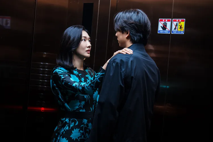 鄭潤廈（左）戲裡扮演孔劉的前妻，是表面上裝做很酷，卻又放不下他、愛情勒的恐怖情人。Netflix提供