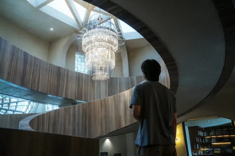 戲裡的水晶吊燈對孔劉飾演的角色來說，是很重要的元素。Netflix提供