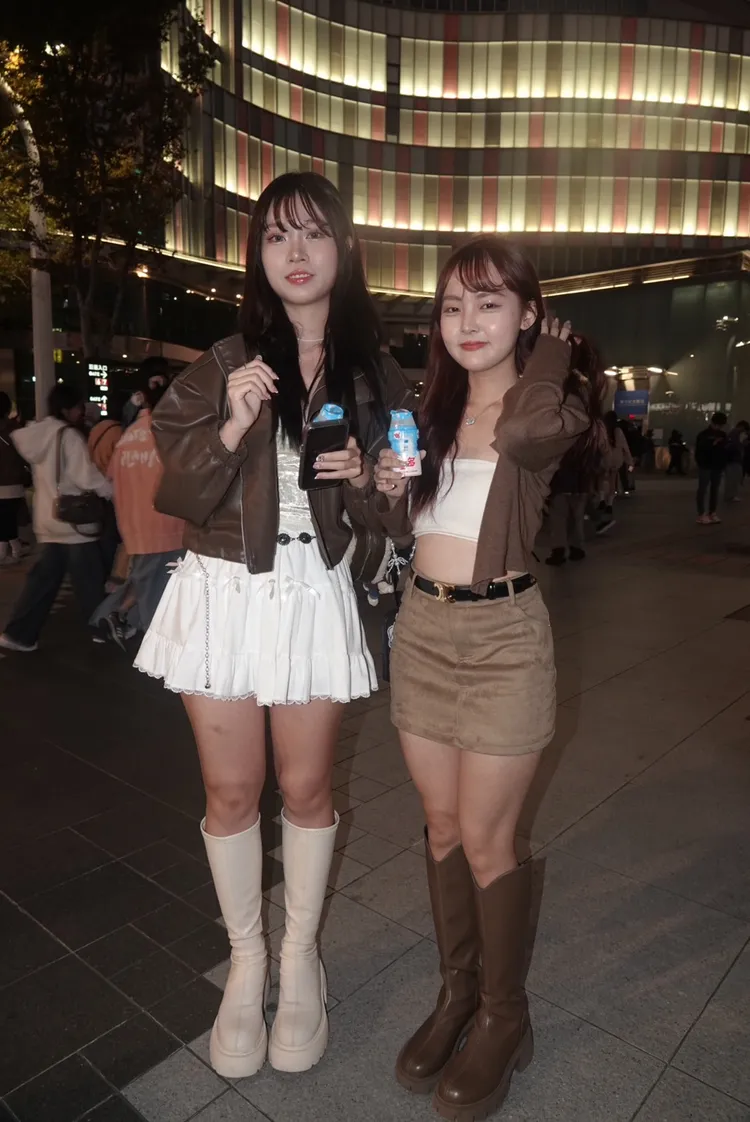 兩位女大生第一次進場聽周杰倫演唱會。江孟謙攝