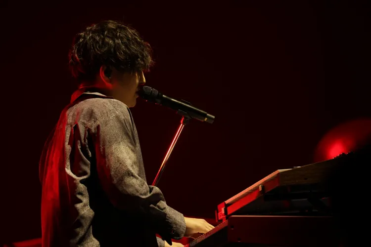 主唱藤原聰秀中文「我們是鬍子男」，被滿場粉絲嚇到。photo by 渡邉一生 / Kazuki watanabe