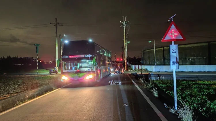 事發地點為農地重劃區內道路，無任何號誌燈。民眾提供