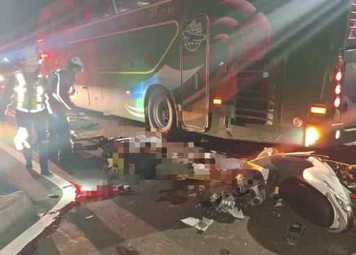 苗栗農地重劃區道路無號誌燈　遊覽車機車相撞！騎士重傷送醫