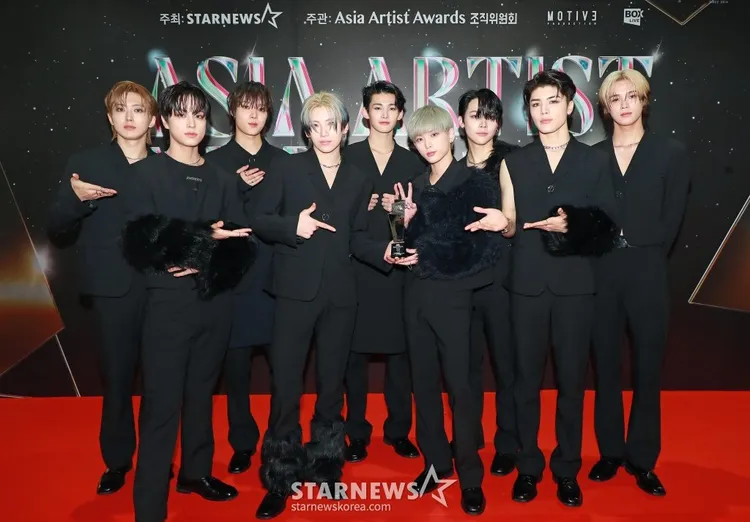 台灣孩子王奕翔（右三）所屬的&TEAM得到指標獎。翻攝STARNEWS