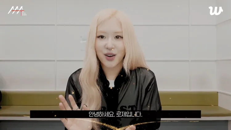 年度歌曲頒給ROSÉ與火星人布魯諾合唱的《APT.》。翻攝Weverse