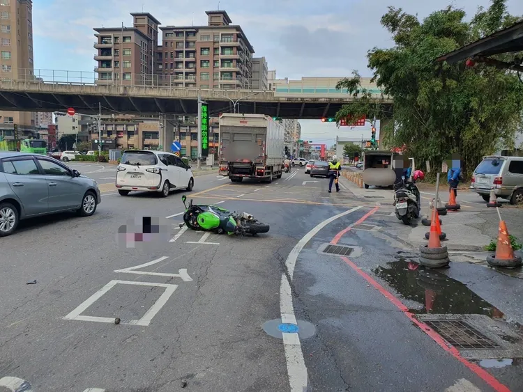 紅牌重機騎士路上不慎摔車而釀禍，原因有待檢警進一步調查釐清。翻攝畫面