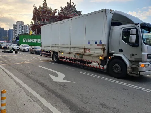 八里重機男疑超車不慎自摔　遭後方大貨車輾過送醫不治