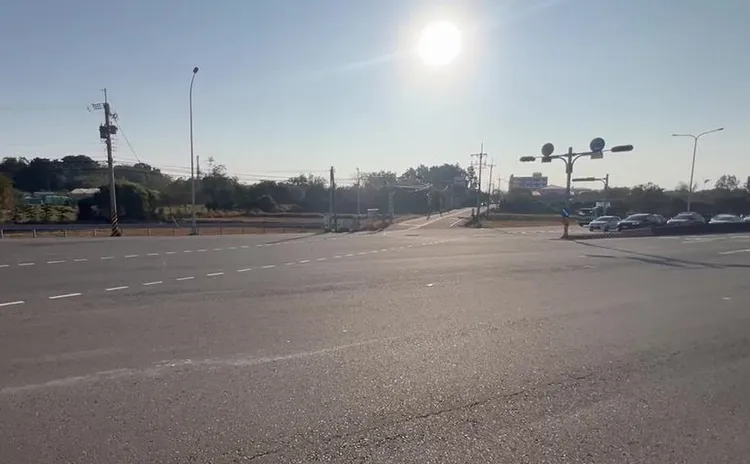 泰籍移工去年7月間深夜騎腳踏車闖紅燈遭3車撞輾身亡，3名肇事駕駛均不起訴。翻攝照片