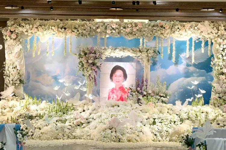 瓊瑤的告別式白色、粉色花海莊嚴。特勤中心攝
