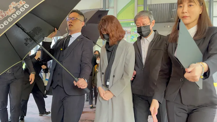 瓊瑤兒子陳中維和媳婦何琇瓊送瓊瑤遺體火化後先去休息。特勤中心攝