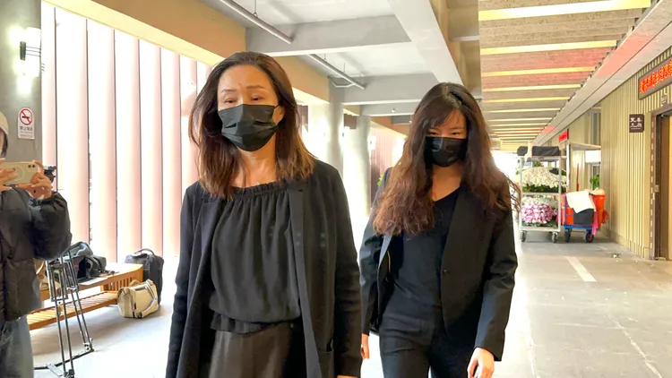 立法院長韓國瑜、夫人、女兒前往瓊瑤告別式弔唁。特勤中心攝