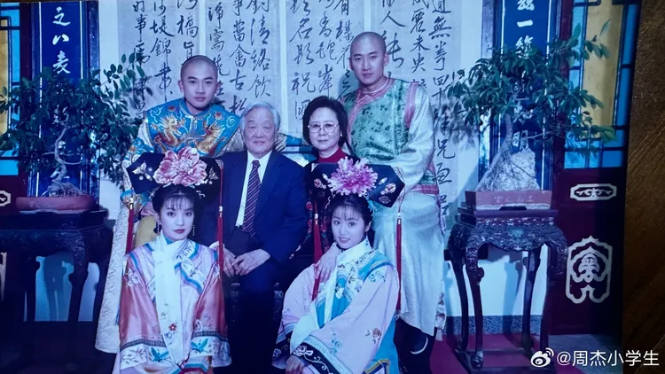 周杰是《還珠格格》演員群中星運最不順的，也與他的個性有關。翻攝周杰微博