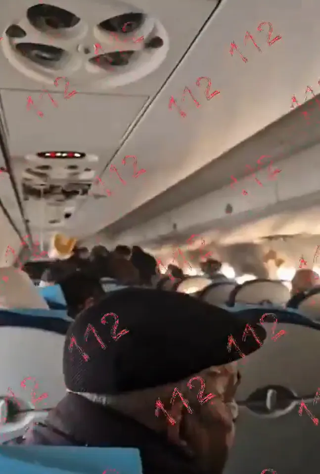 許多乘客陷入驚慌。翻攝自X @miyadhu