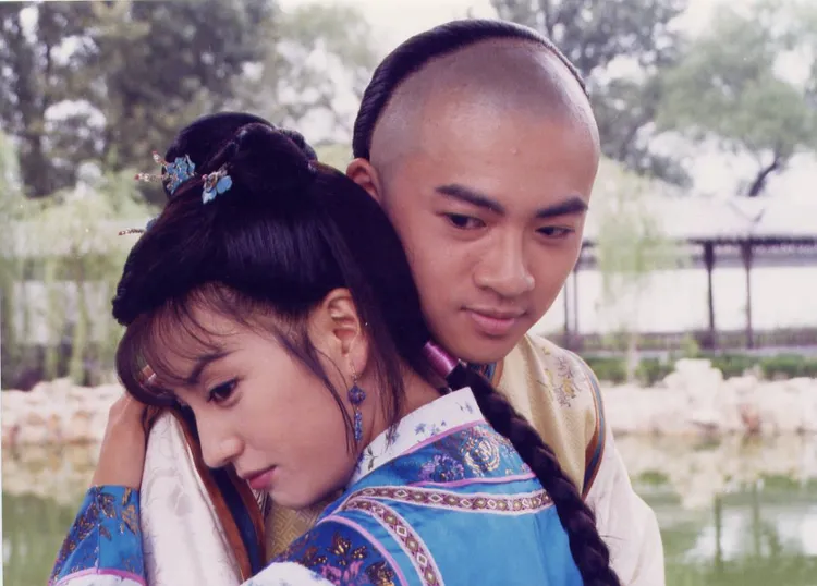 趙薇（前）和蘇有朋因演出《還珠格格》在中國人氣爆棚。翻攝瓊瑤臉書