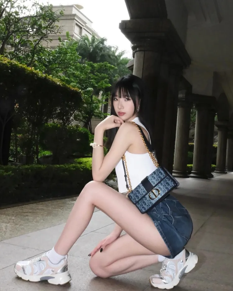 小S女兒Elly在自家豪宅帝寶內，為時尚品牌拍美照。翻攝許曦文Elly臉書