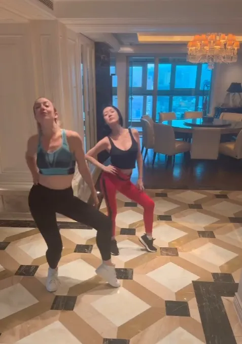 小S（右）不時分享她豪宅練舞日常。翻攝小S IG