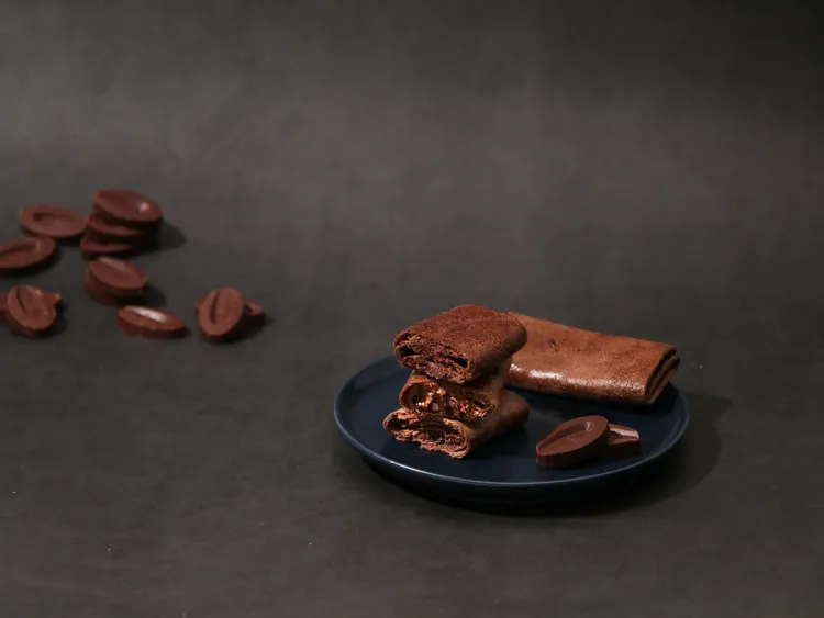 法式經典午茶可麗餅化身「更kńg法國食材可麗捲」迎新年主推3口味，「義大利AMEDEI 巧克力」選用世界金獎等級的義大利AMEDEI巧克力與荷蘭De Zaan精品可可，其中AMEDI 巧克力以獨家72小時研磨和非直火烘焙技術，創造絲滑口感及甜而不膩頂級風味。業者提供