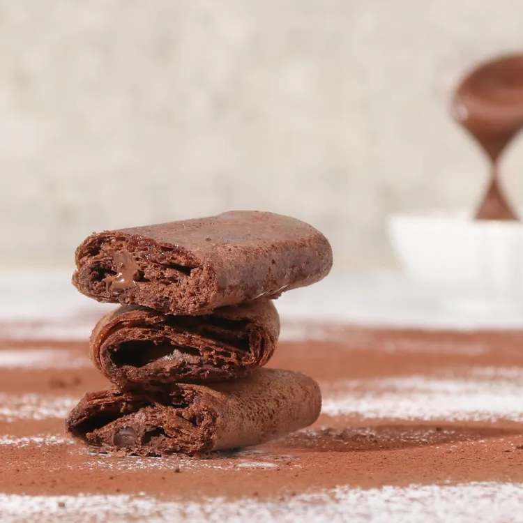 法式經典午茶可麗餅化身「更kńg法國食材可麗捲」迎新年主推3口味，「義大利AMEDEI 巧克力」12入市價450元，預購價428元。業者提供