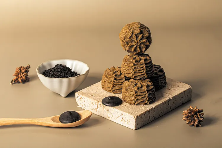 查理布朗烘焙「台灣四季・熟成曲奇曲奇餅乾」，「小雪-伯爵巧克力」選用義大利頂級可可豆與台灣百年伯爵茶製成，可可豆擁有濃郁巧克力香氣，伯爵茶則賦予餅乾獨特柑橘果香與圓潤茶韻。業者提供