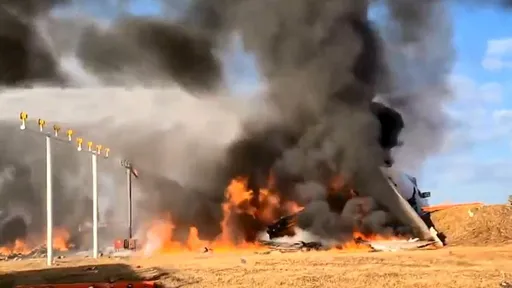 驚悚!濟州航空衝出跑道爆炸起火畫面曝  南韓警消:遍地遺體、179人罹難