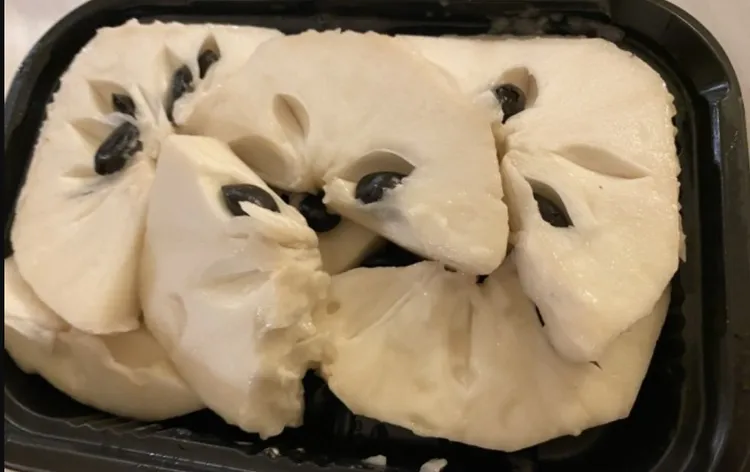 韓國人也發現台灣攤商會把水果切好方便客人購買與食用。翻攝自theqoo