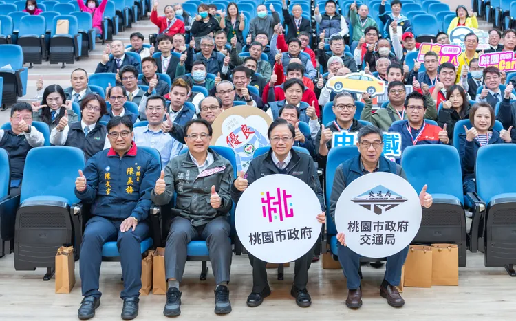 桃園市表揚優良職業汽車駕駛人。桃園市府提供