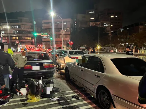 4天2起！新北6旬賓士男突昏厥　連撞4輛汽機車！命危送醫搶救中