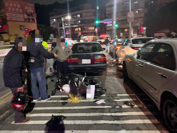 車禍現場一片狼藉，零件散落四處。翻攝畫面