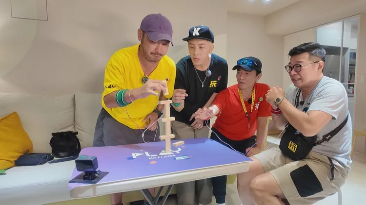 KID（左起）、坤達、吳宗憲、馬力歐挑戰疊疊樂。綜藝玩很大提供