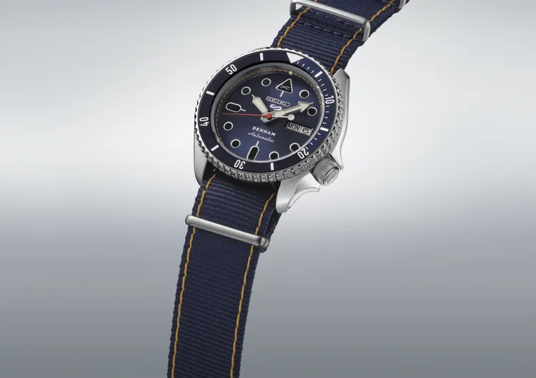 面盤12點鐘位置的三角形時標可以看到DENHAM的剪刀商標。品牌提供