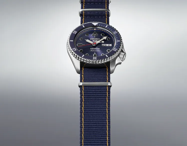 錶圈內側和尼龍錶帶採用牛仔布的縫線圖案設計。品牌提供